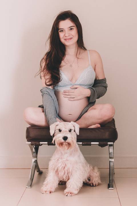 ensaio gestante em casa com cachorro'