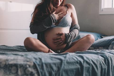 ensaio gestante em casa na cama em ribeirão preto'