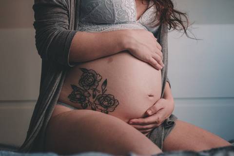 tatuagem gestante na barriga'