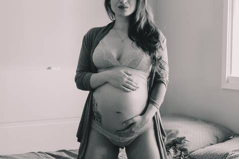 ensaio gestante de lingerie no quarto'