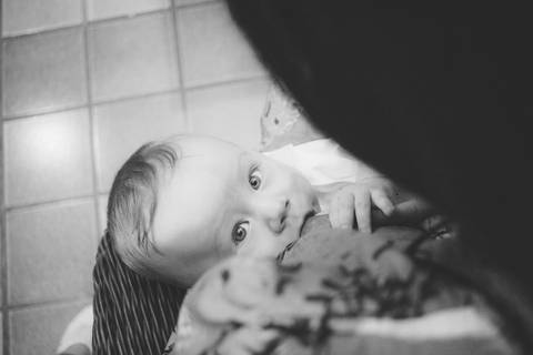 bebê amamentando no batizado'