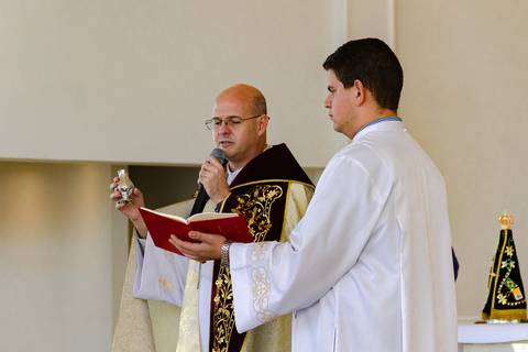 benção do óleo de batismo na paróquia santa ângela em ribeirão preto'