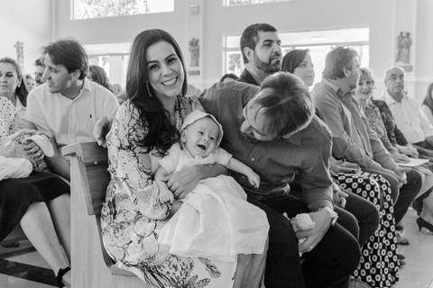 bebê sorrindo em batizado na paróquia santa ângela em ribeirão preto'