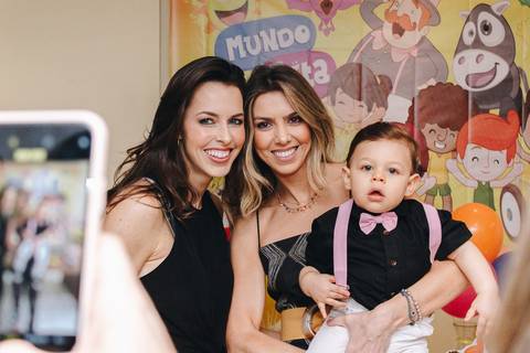 selfie de convidados de aniversário de 1 ano mundo bita ribeirão preto'