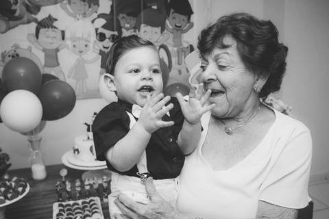 criança batendo palma no colo da bisavó no aniversário de 1 ano mundo bita ribeirão preto'