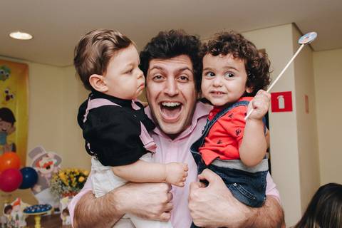 pai brincando com duas crianças no aniversário de 1 ano mundo bita ribeirão preto'