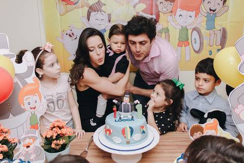 soprando a vela do bolo no aniversário de 1 ano mundo bita ribeirão preto'