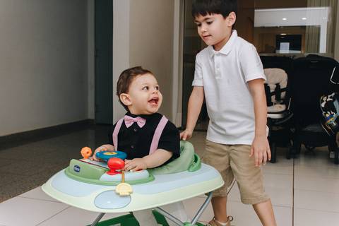 primos brincando no andador no aniversário de 1 ano mundo bita ribeirão preto'