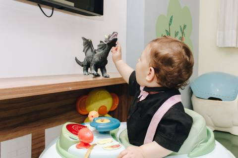 criança brincando com dragão no andador'