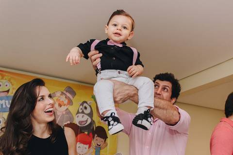 foto do pai levantando o filho no aniversário de 1 aninho'