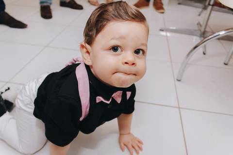 criança engatinhando no aniversário de 1 aninho'