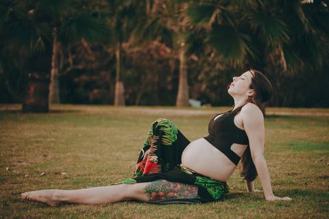ensaio gestante externo mãe solo com cachorros ribeirão preto jardim olhos d´água mulher tatuada - tassia garcia fotografia'