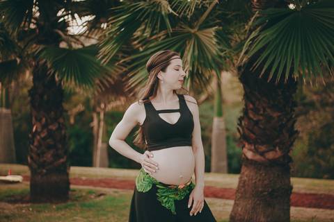 ensaio gestante externo mãe solo com cachorros ribeirão preto jardim olhos d´água mulher tatuada - tassia garcia fotografia'