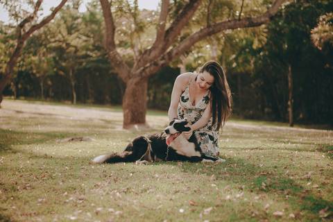 ensaio gestante externo mãe solo com cachorros ribeirão preto jardim olhos d´água mulher tatuada - tassia garcia fotografia'