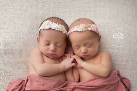 recém nascido newborn gemeas
dormindo com fundo  bege'