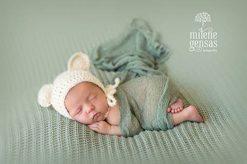 Ensaio Newborn verde de menino
com touca de urso
'