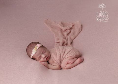 recém nascido newborn menina
dormindo bruços com fundo  rosa'