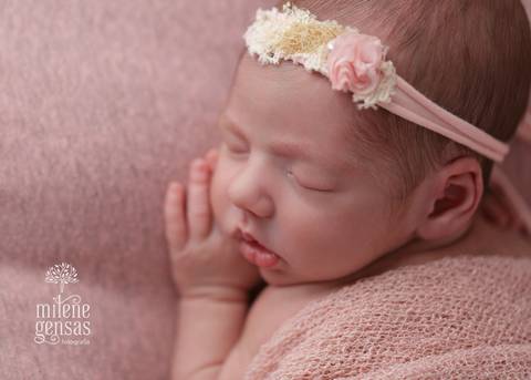 recém nascido newborn 
dormindo com fundo  rosa zoom no rosto'