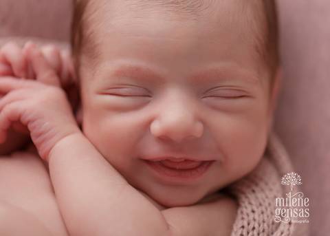 recém nascido sorrindo zoom no rosto newborn'
