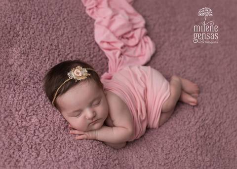 recém nascido newborn menina
dormindo com fundo  rosa'