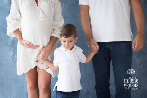 ensaio-gestante-irmao-estudio azul'