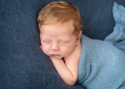 recém nascido newborn ruivo menino fundo azul dormindo
'