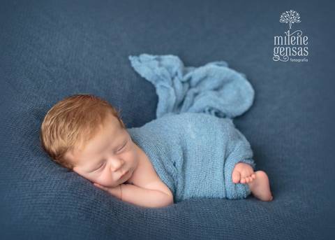 recém nascido newborn ruivo menino fundo azul dormindo'