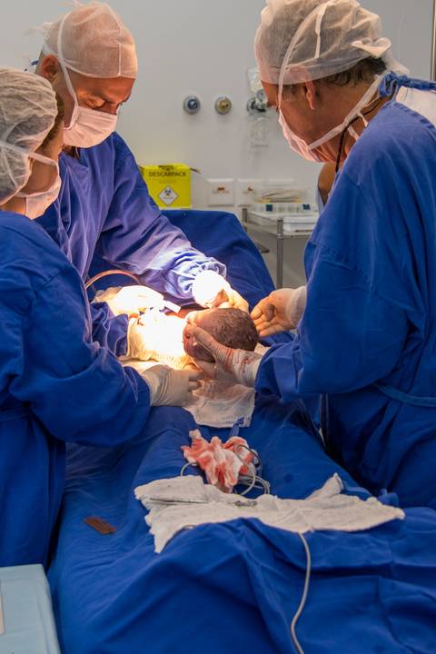 Fotografia documental de parto / Fotografia de parto - Chegou o grande dia! Nascimento de um filho é um momento decisivo na vida dos pais! A chegada do bebe foi linda!'