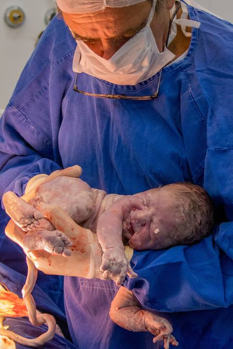 Fotografia documental de parto / Fotografia de parto -  Chegou o grande dia. A chegada de um bebe e os primeiros minutos de vida do bebe.'