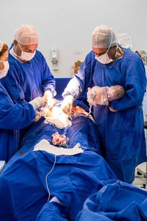 Fotografia documental de parto / Fotografia de parto -  Chegou o grande dia. Procedimentos com o bebe ao nascer! Nascimento de um filho e os momentos de muita emoção quando corta o cordão umbilical...'