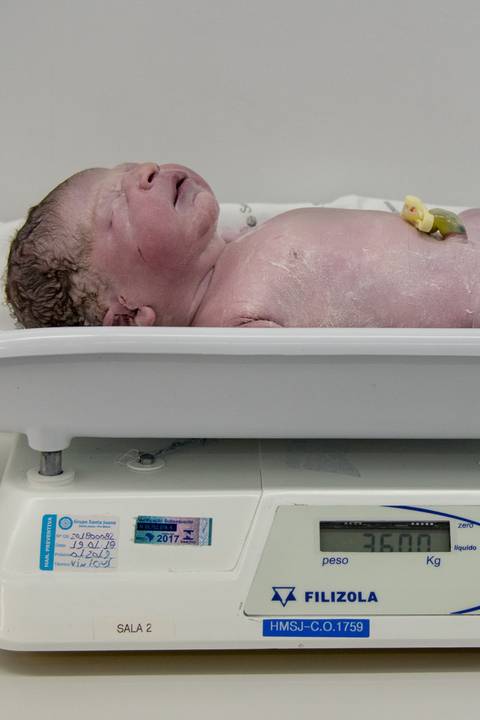 Fotografia documental de parto / Fotografia de parto -  Chegou o grande dia.  Estes foram os primeiros minutos de vida do bebe. Verificando qual o peso ideal do bebe assim que chega ao mundo...'