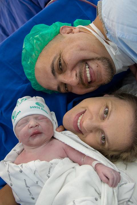 Fotografia de parto - Chegou o grande dia. Família reunida...amor maior...muita alegria e emoção...Emoção de ser pai, emoção de ser mãe...'