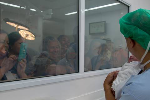 Fotografia de parto - Chegou o grande dia. Papai todo orgulhoso apresentando o Benjamin para os familiares, que também o recebem com muita alegria...emoção de ser pai, emoção de ser tia, emoção de ser avó pela primeira vez...'