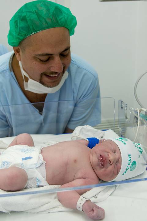 Fotografia de parto - Chegou o grande dia. Quanto orgulho e alegria...amor maior. Emoção de ser pai. Para sempre juntos! Para sempre ao seu lado.'