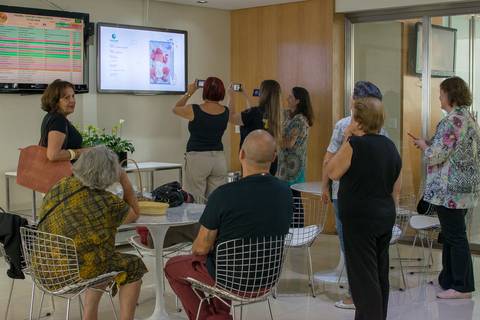 Fotografia de parto - Chegou o grande dia. A expectativa da familia para assistir o filminho do nascimento de um filho'