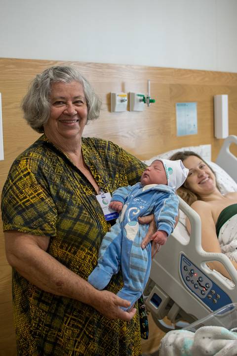Fotografia de parto -  Chegou o grande dia. A alegria e orgulho da vovó coruja me segurando pela primeira vez...emoção de ser avó pela primeira vez! Chegada de um bebe! Chegada de um filho '