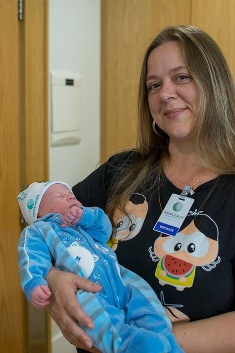 Fotografia de parto -  Chegou o grande dia. E olha minha tia...emoção de ser tia ai...praticando e me dando amor...grande emoção na chegada de um bebe'