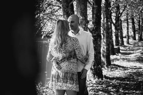 Casal abraçado se olhando'