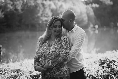 Noivo falando no ouvido da noiva bem perto'