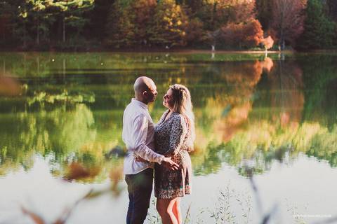 Casal namorando na frente do lago'