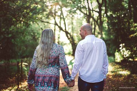 Casal caminhando em um lindo bosque'