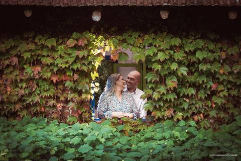 Casal se olhando e rindo na janela'