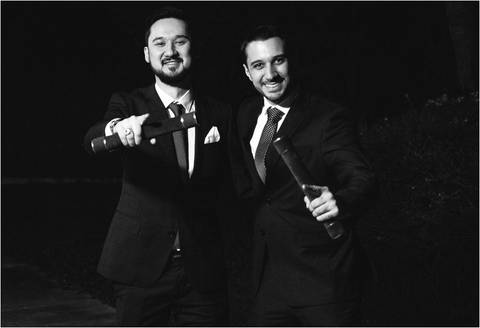 Dois formandos segurando o canudo'