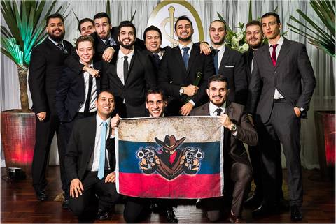 Formandos do curso de medicina segurando a bandeira do méxico com um homem armado'