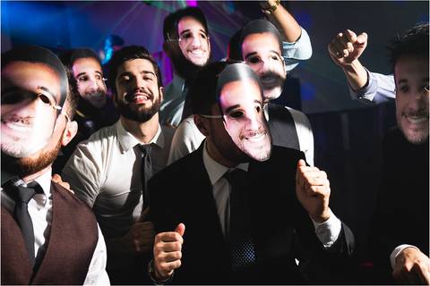 Amigos com a mascara do formando'