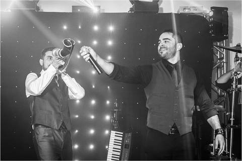 Tocando berrante no microfone'