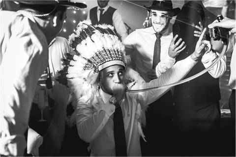 Homem bebendo cerveja pela mangueira'