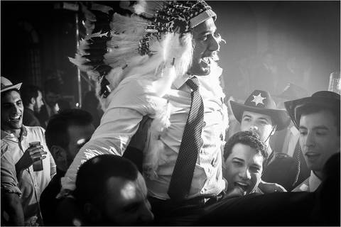 Convidados levantando o formando'