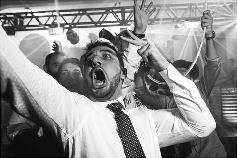 Pessoas se divertindo loucamente na festa'