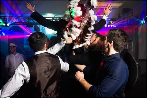 Amigos levantando o formando da festa'